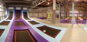 Indoor trampolínový park s lezeckou zónou pre detské centrá