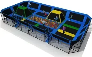 Indoor trampolínové centrum s dopadovou jamou a skokovými platformami