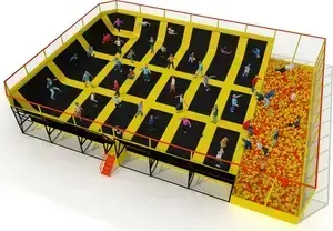 Indoor trampolínové centrum s modulárnou skokovou sieťou a dopadovou jamou