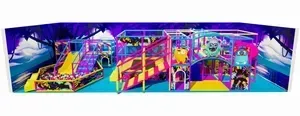 Farebné interiérové ihrisko s trampolínou, šmýkačkami a loptičkovými zónami