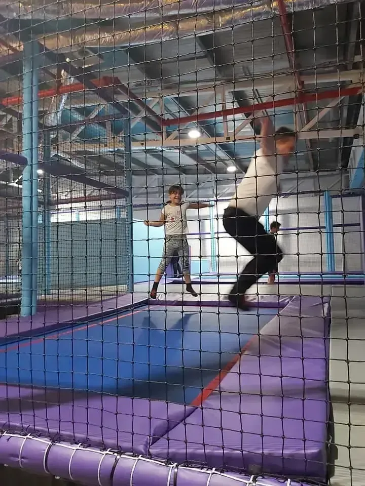 Indoor trampolínový park s lezeckou zónou pre detské centrá