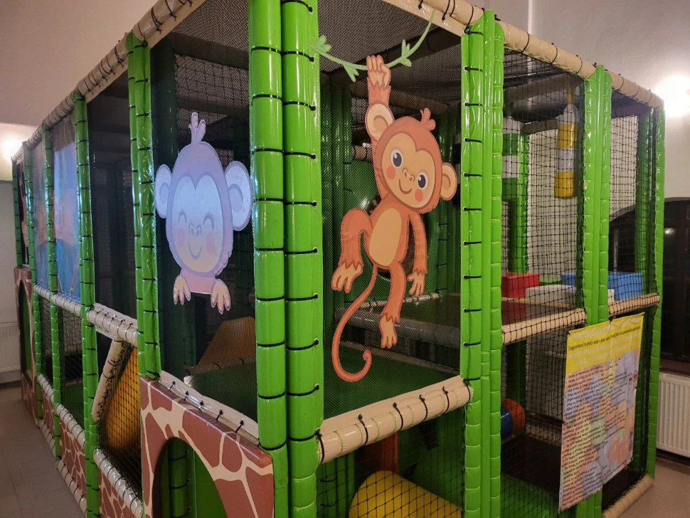 Detské ihrisko s oddychovou zónou v Komjaticiach