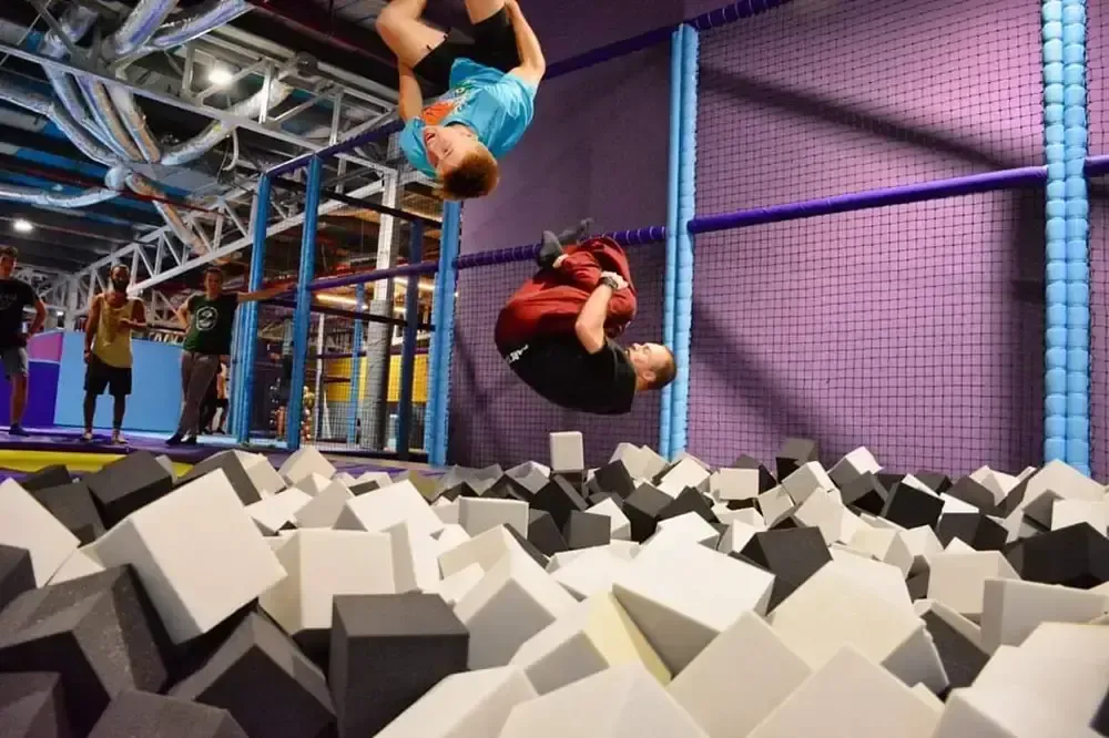 Indoor trampolínový park s lezeckou zónou pre detské centrá