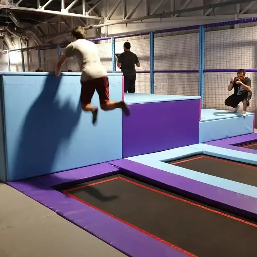 Indoor trampolínový park s lezeckou zónou pre detské centrá