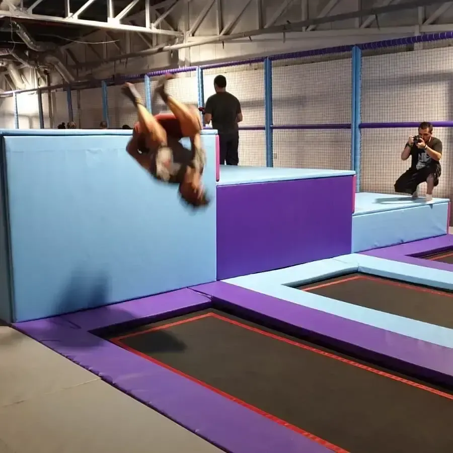 Indoor trampolínový park s lezeckou zónou pre detské centrá